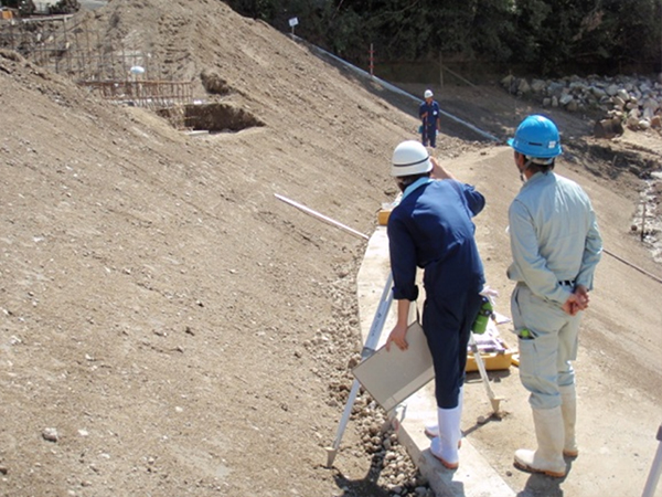 現場での測量実習(施工現場)