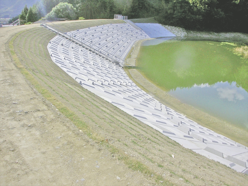 農村地域防災減災事業(ため池整備)甲骨池地区堤体工事