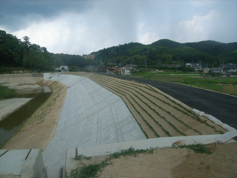 ため池等整備事業一般型県営南砂池地区堤体工事